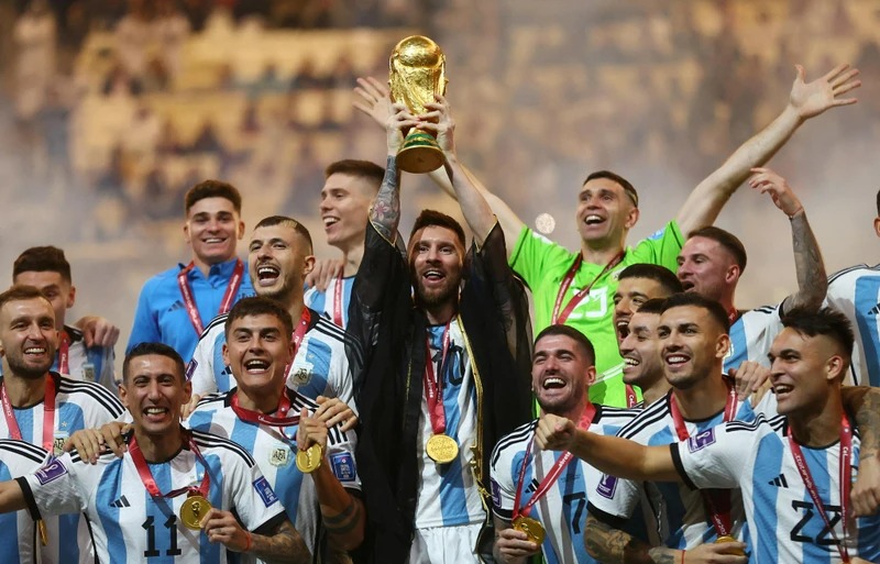 Khoảnh khắc đáng nhớ của các cầu thủ Argentina bên cạnh chiếc cup của mình